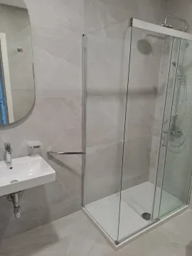 Moderno kupatilo sa staklenom tuš kabinom i lavaboom. - image 8