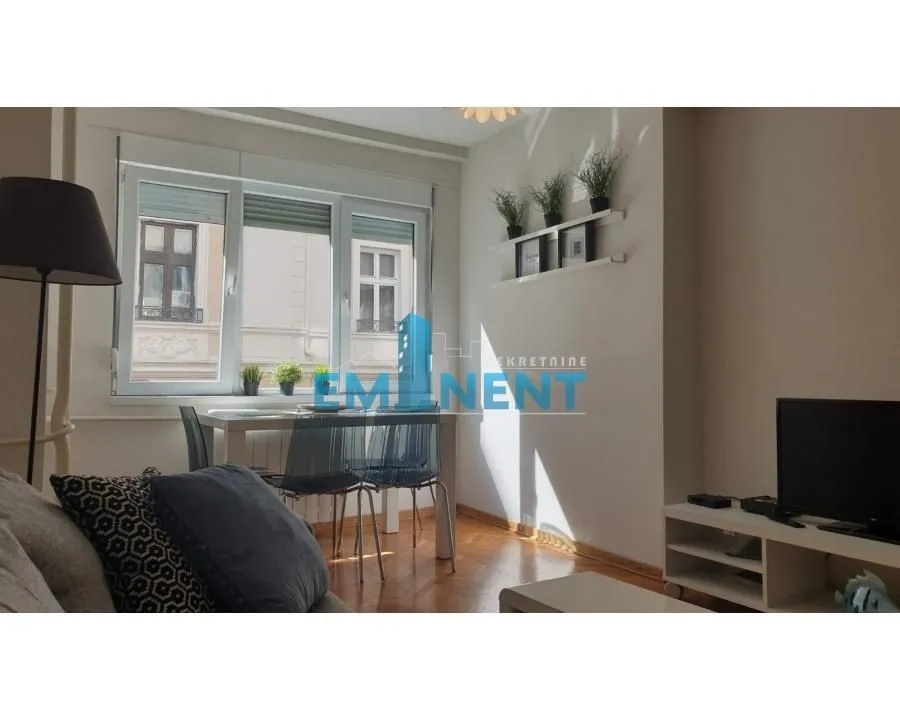 Izdavanje, trosoban stan, 80m², Stari Grad, Beograd