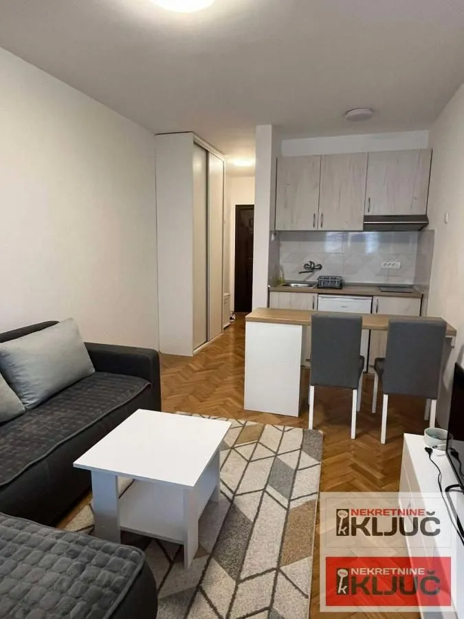 Izdavanje, garsonjera, 24m², Bulevar Oslobodjenja, Novi Sad Sve Podlokacije