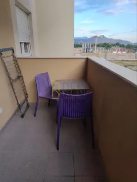 Nenameštena terasa sa stolom, stolicama i sušačem za veš. - image 8