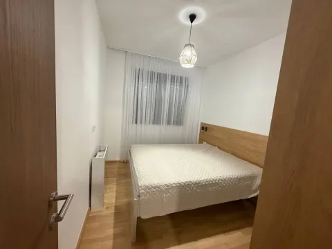 Manja spavaća soba sa bračnim krevetom i bijelim zidovima. - image 2