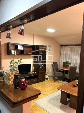 Dnevna soba sa garniturom za sedenje i trpezarijskim delom. - image 14