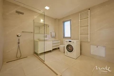 Prostrano kupatilo sa tuš kabinom, umivaonikom, WC šoljom i veš mašinom. - image 28