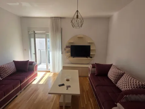 Izdavanje, četvorosoban stan, 74m², Blok 9, Podgorica - image 1