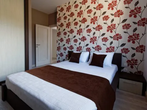 Izdavanje, trosoban stan, 140m², Opatovo, Tivat - image 4