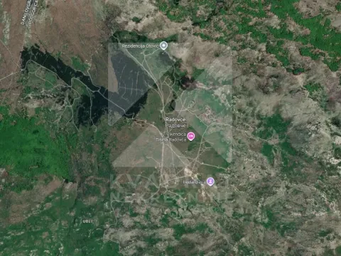 Satelitski snimak lokacije prikazuje područje sa putevima i oznakama. - image 2