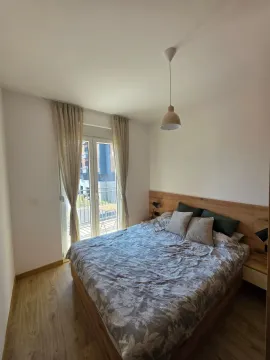 Spavaća soba sa bračnim krevetom i izlazom na terasu. - image 8