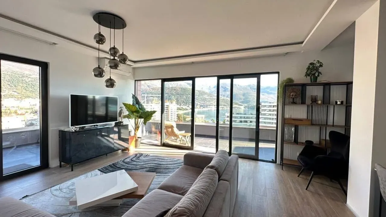 Izdavanje, trosoban stan, 130m², Budva, Crna Gora