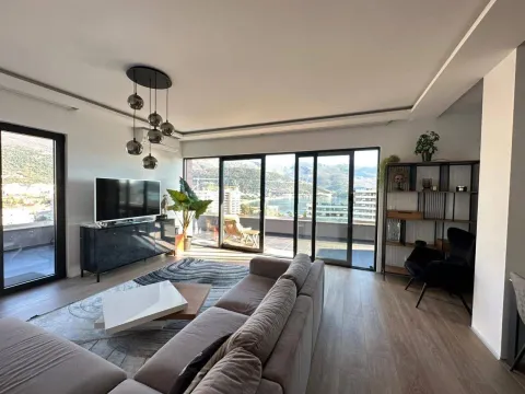 Izdavanje, trosoban stan, 130m², Budva, Crna Gora - image 1