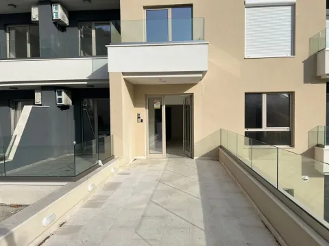 Eksterijer moderne stambene zgrade sa ulazom i terasom. - image 4