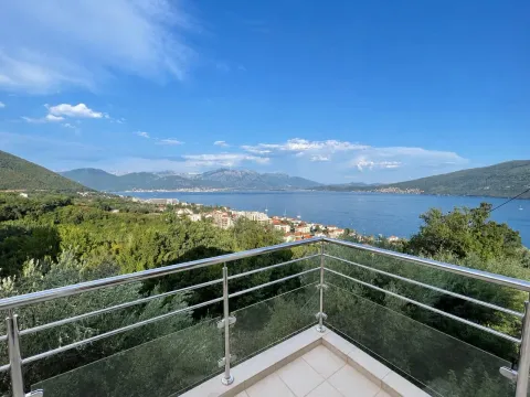 Pogled sa balkona na more, brda i naselje. - image 16