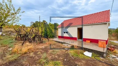 Pogled na spoljašnjost kuće sa dvorištem i terasom. - image 12