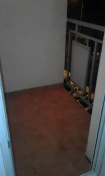 Manji popločani balkon sa metalnom ogradom. - image 7