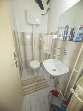 Manje kupatilo sa umivaonikom i wc šoljom. - image 23
