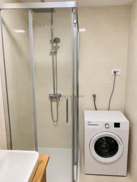 Kupatilo sa tuš kabinom, umivaonikom i mašinom za veš. - image 10