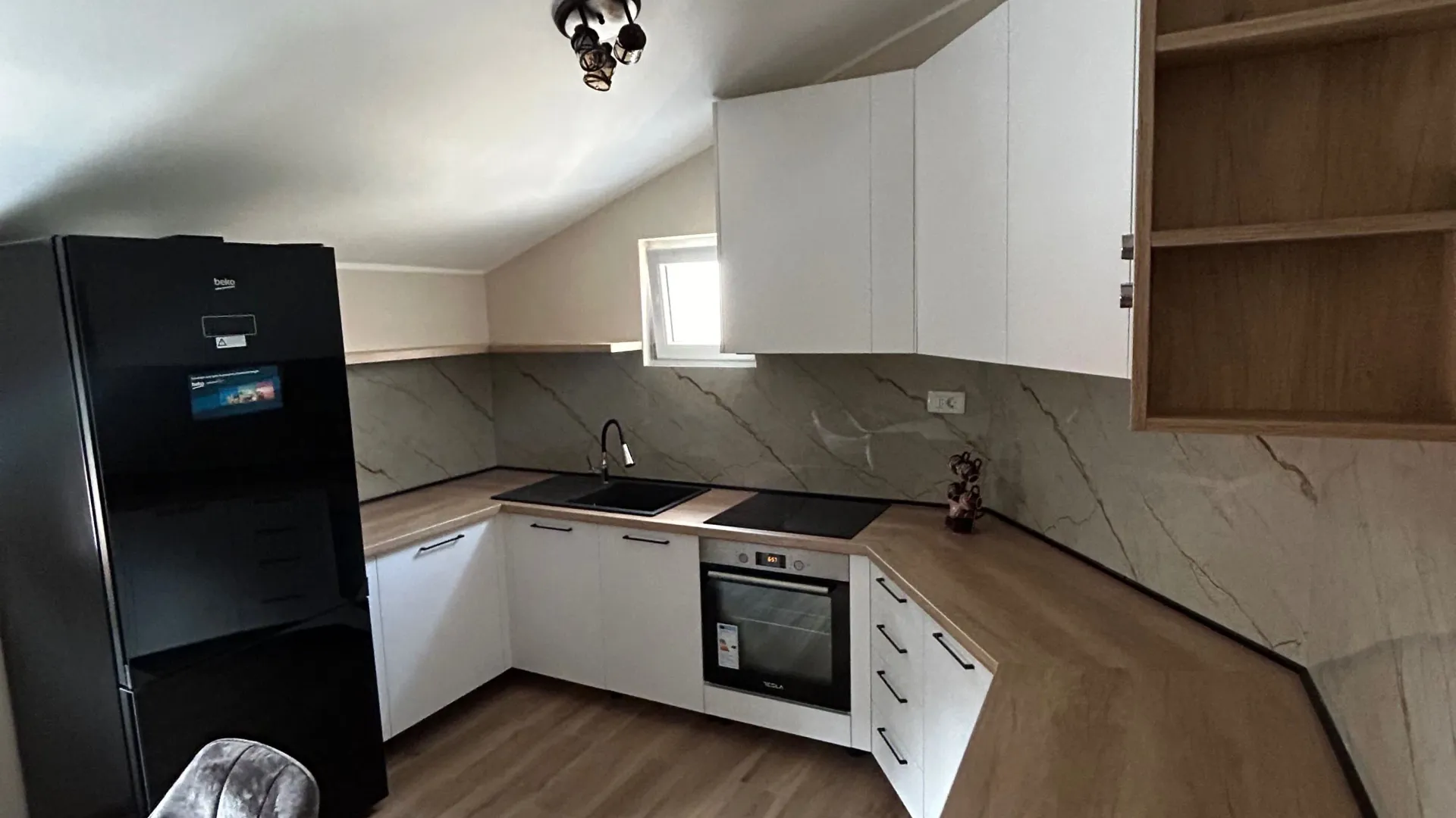 Izdavanje, dvosoban stan, 80m², Murtovina, Podgorica
