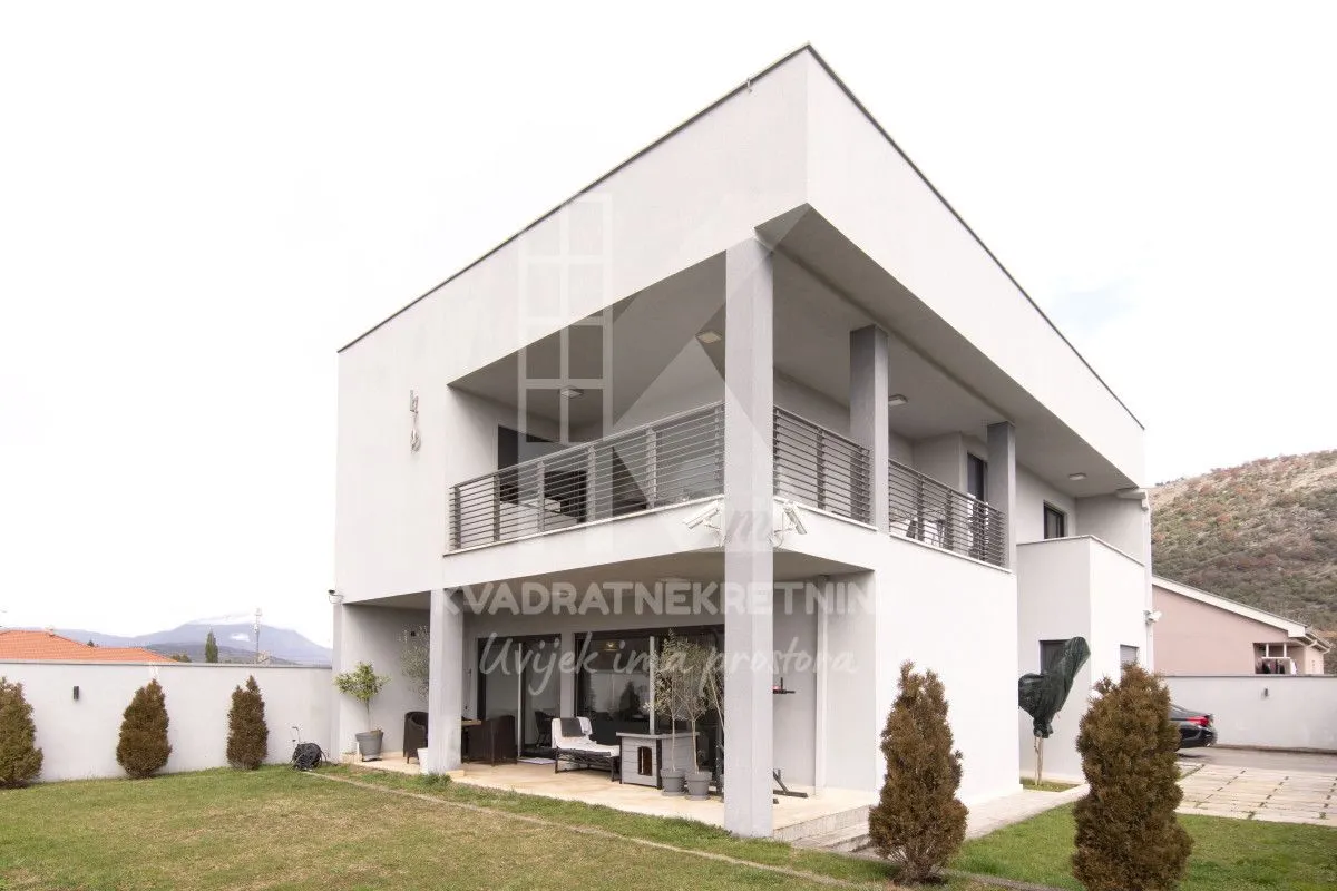 Prodaja, kuća, 250m², Tološi, Podgorica