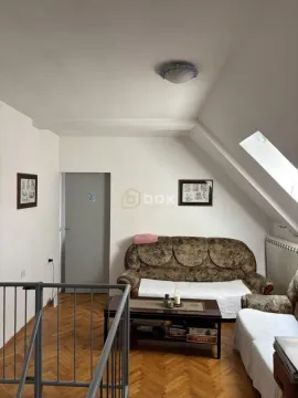 Dnevna soba sa kaučem, foteljom i parketom na podu. - image 4