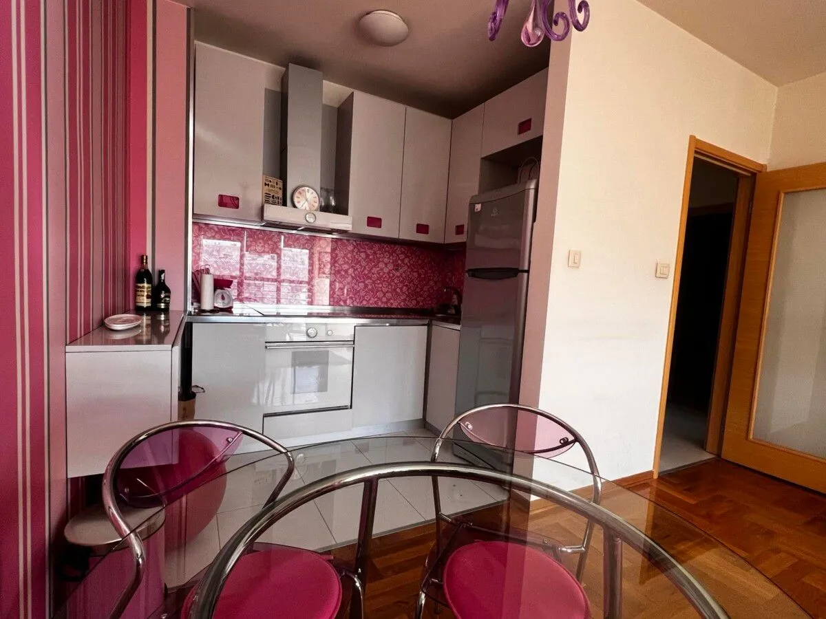 Izdavanje, jednosoban stan, 54m², Pobrežje, Podgorica
