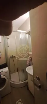 Manje kupatilo sa tuš kabinom i veš mašinom. - image 11