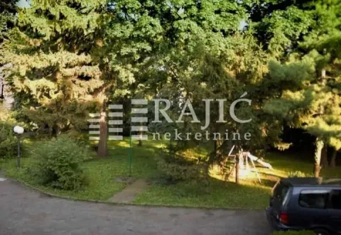 Zeleno dvorište sa drvećem i stazom. - image 14