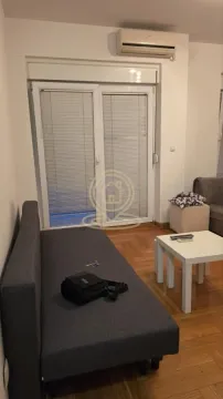 Dnevna soba sa garniturom, stočićem i klima uređajem. - image 4