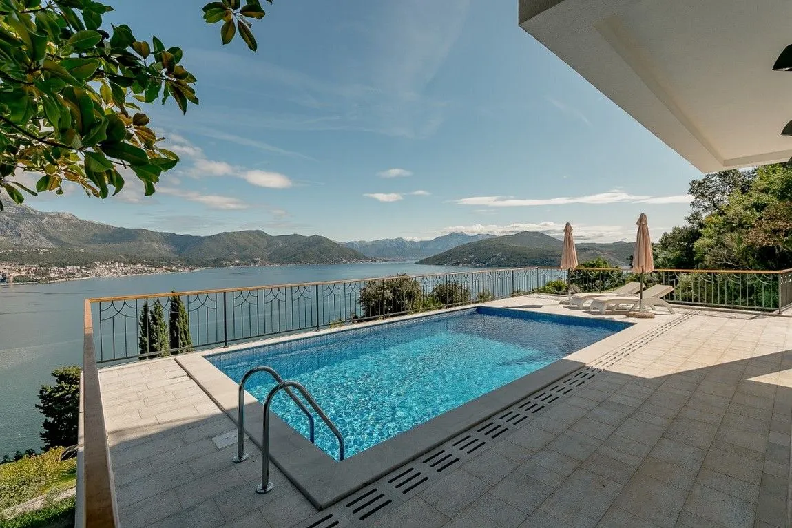 Prodaja, kuća, 236m², Njivice, Herceg Novi