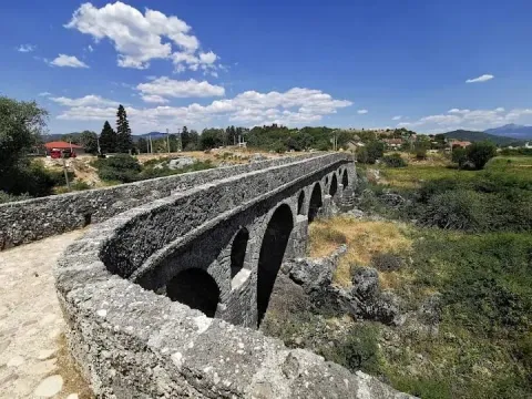 Pogled na stari kameni most u prirodi. - image 2