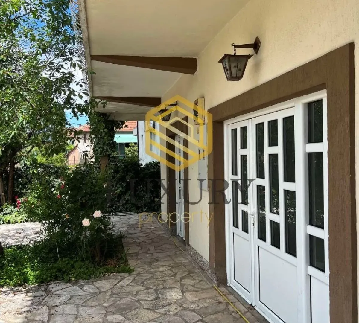 Izdavanje, kuća, 250m², Tološi, Podgorica