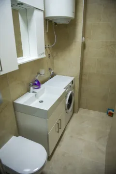 Kompaktno kupatilo sa umivaonikom, veš mašinom i ugradnim elementima. - image 2