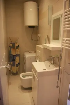 Kupatilo sa umivaonikom, bideom, veš mašinom i bojlerom. - image 10