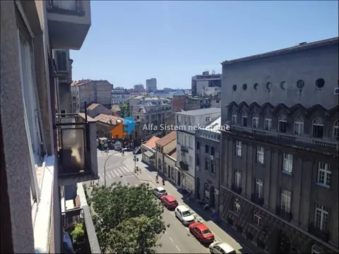 Pogled sa prozora na gradsku ulicu i okolne zgrade. - image 16