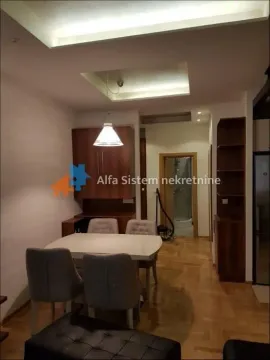 Trpezarija sa stolom i stolicama, povezana sa dnevnim boravkom. - image 9