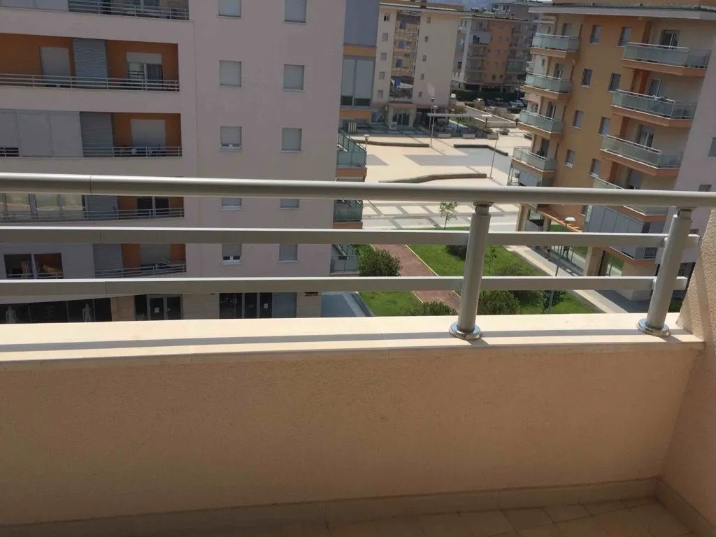 Pogled sa terase na stambene zgrade i naselje.