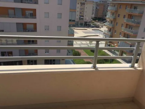 Pogled sa terase na stambene zgrade i naselje. - image 8