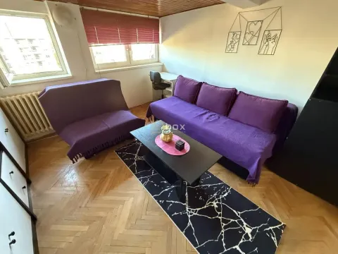 Dnevna soba sa garniturom za sedenje i drvenim podom. - image 3