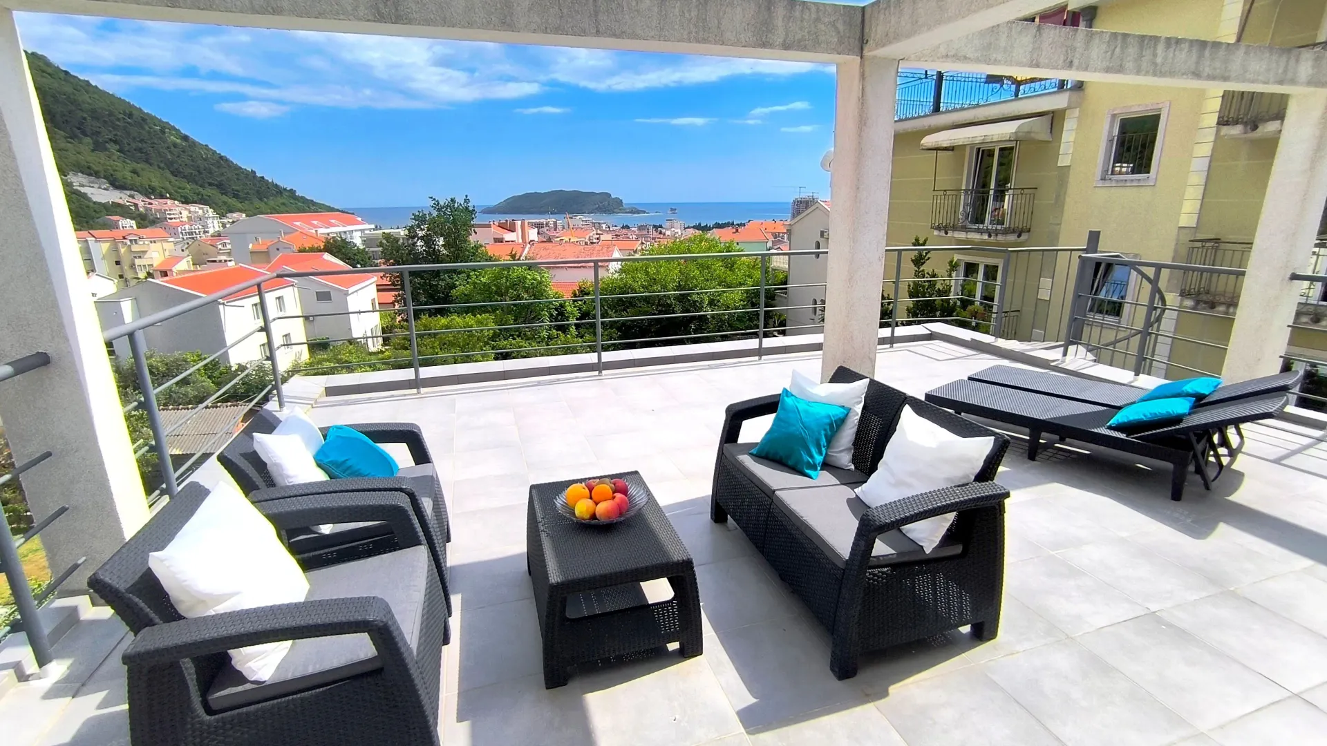 Izdavanje, jednosoban stan, 90m², Lazi, Budva