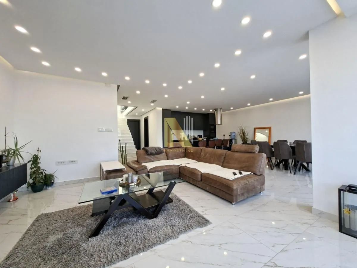 Prodaja, kuća, 230m², Tatarsko brdo, Petrovaradin