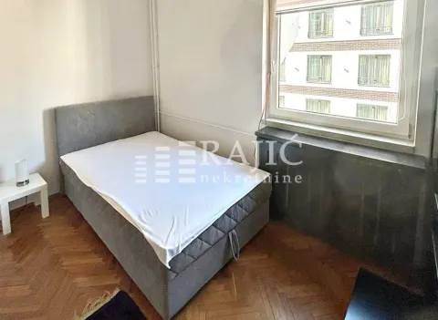 Bedroom with a double bed and a window. - image 7