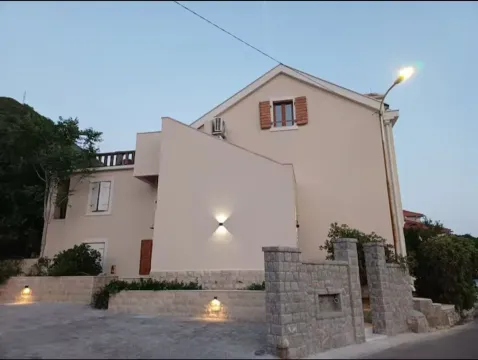 Eksterijer kuće sa dvorištem i rasvjetom u sumrak. - image 8