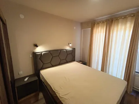 Spavaća soba sa bračnim krevetom i noćnim stočićima. - image 11
