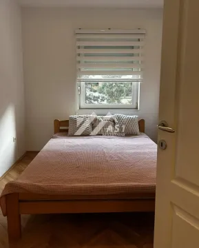 Manja spavaća soba sa bračnim krevetom i prozorom. - image 3