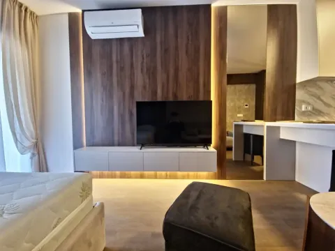 Moderna spavaća soba sa TV-om i ugrađenom rasvjetom. - image 4