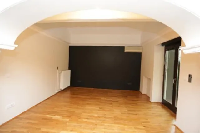 Izdavanje, kuća, 550m², Autokomanda, Voždovac Sve Podlokacije