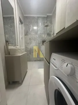 Moderno opremljeno kupatilo sa tuš kabinom i umivaonikom. - image 19