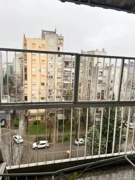 Pogled sa balkona na okolne stambene zgrade i ulicu. - image 3