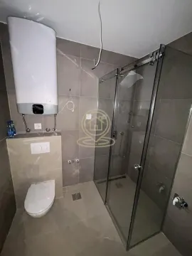 Kupatilo opremljeno tuš kabinom, WC šoljom i bojlerom. - image 4