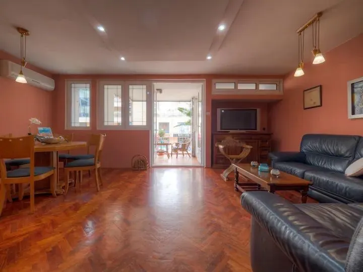 Izdavanje, dvosoban stan, 100m², Budva, Crna Gora