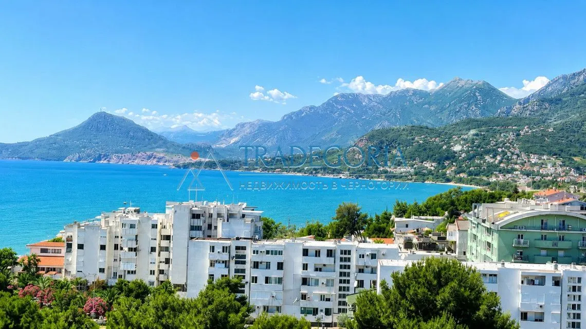 Pogled sa nekretnine na more, grad i planine.