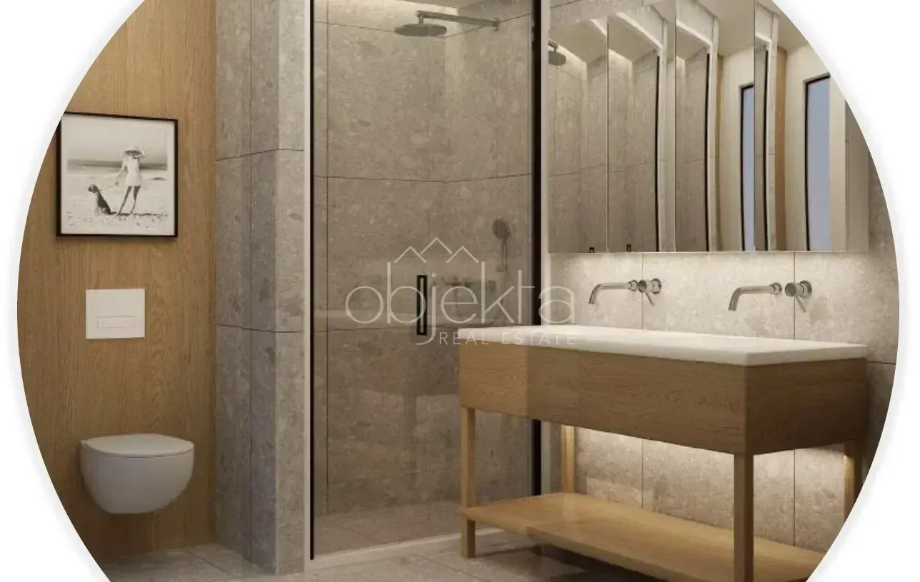 Moderno opremljeno kupatilo sa tuš kabinom, umivaonikom i WC šoljom.